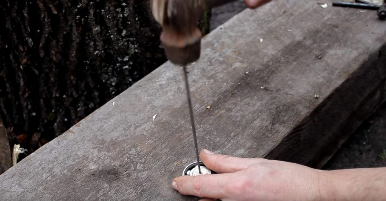 Enfoncez une lime à aiguille ronde dans le trou résultant avec un marteau