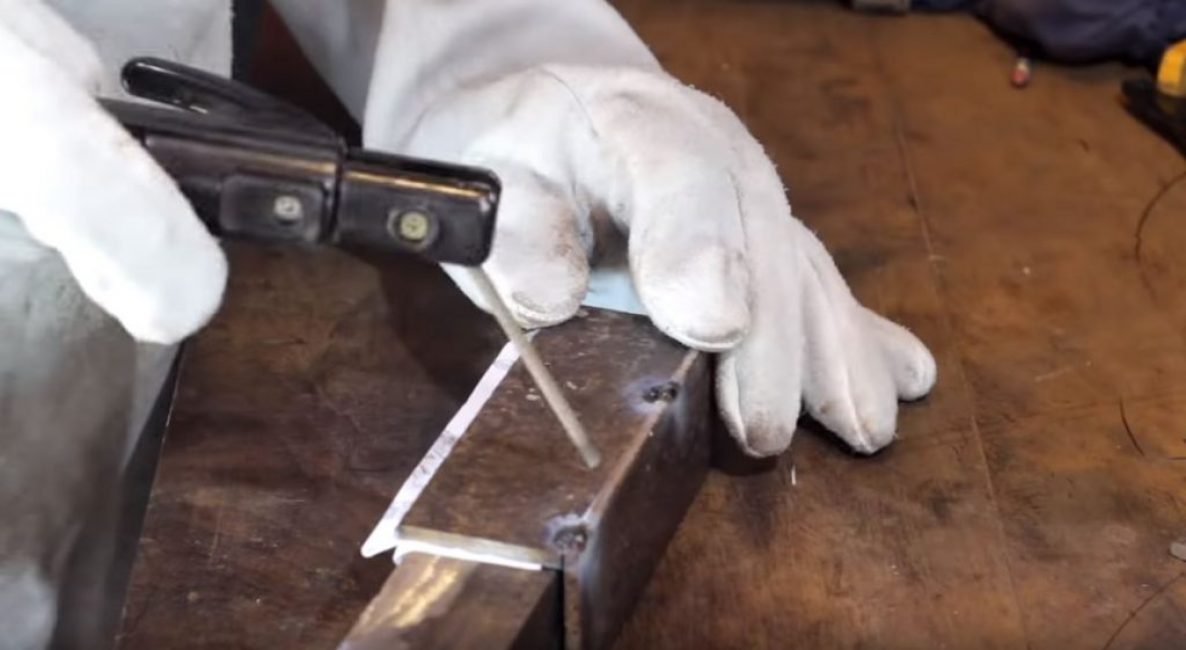 Souder les pièces pliées ensemble