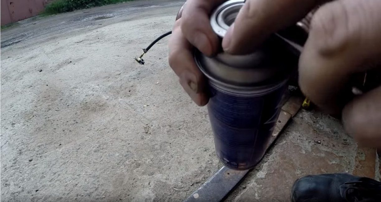 appuyez sur le tournevis sur le raccord, libérant du gaz