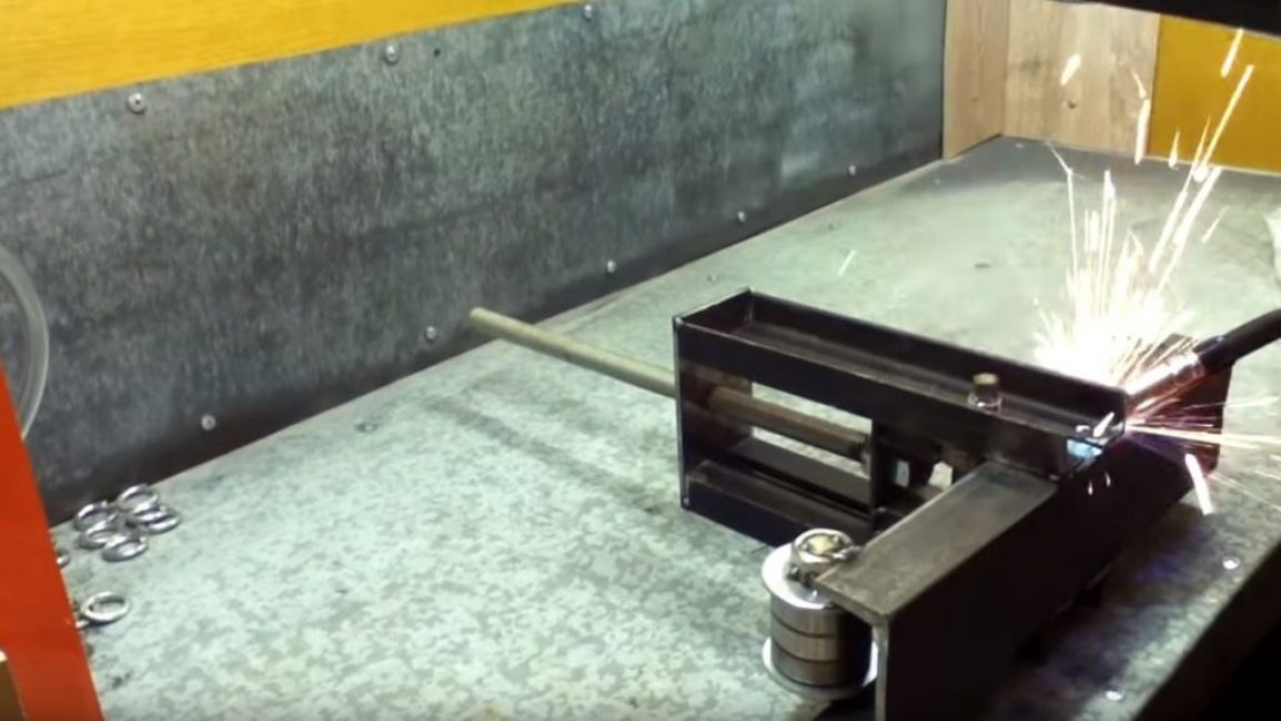 Nous soudons des rouleaux le long des bords du profil