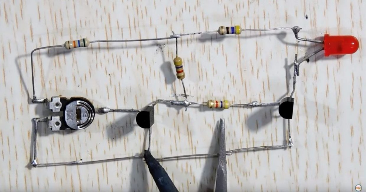 Nous connectons les émetteurs des deux transistors avec un conducteur