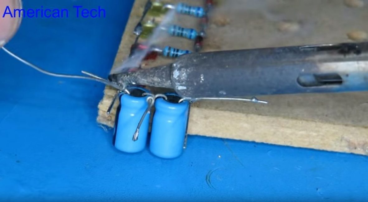 Connecter deux condensateurs en série