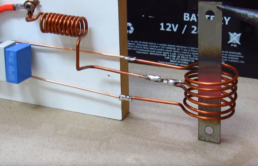 Nous plaçons tout objet métallique au centre de l'inducteur