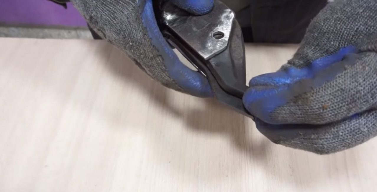 Nous installons les couteaux dans les yeux et les fixons avec un boulon et un écrou