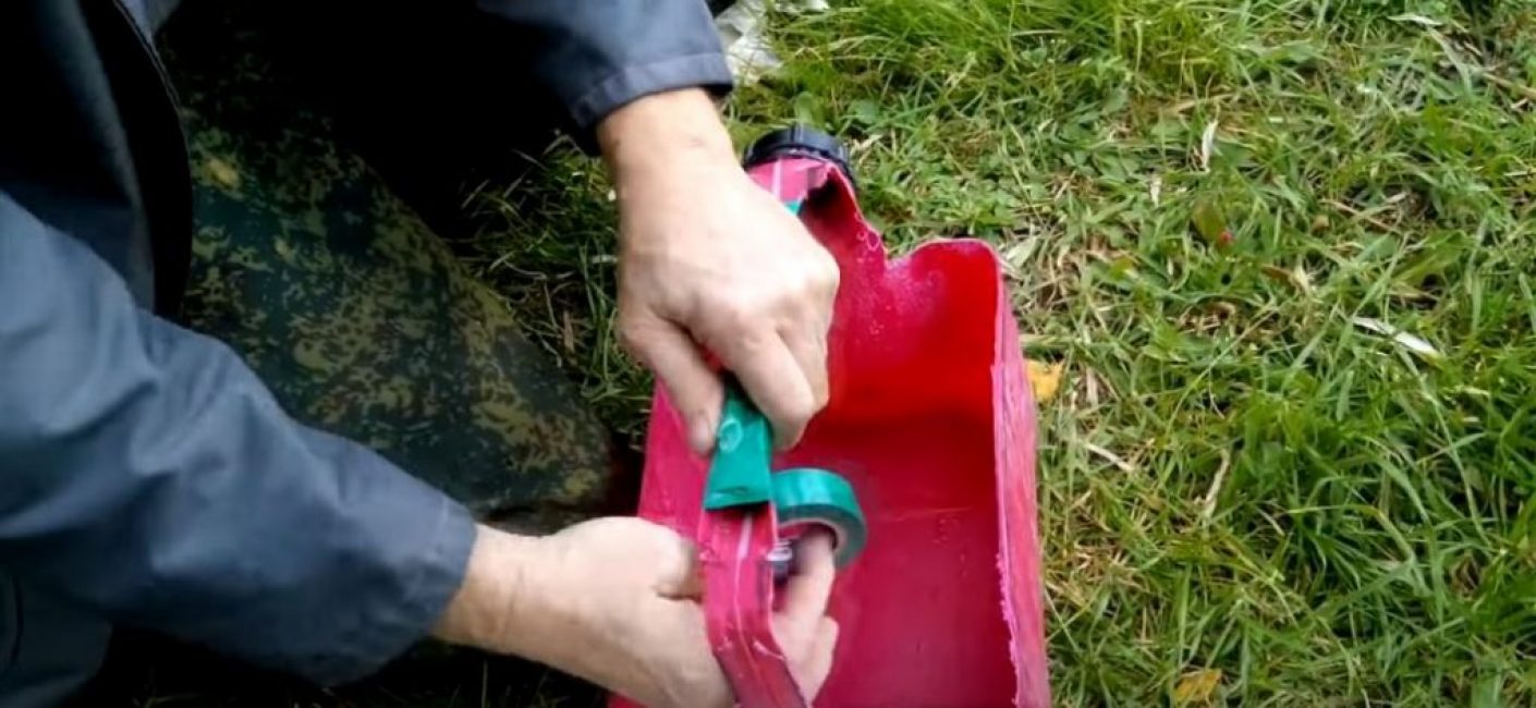 À l'aide de ruban électrique, enveloppez la poignée deux fois