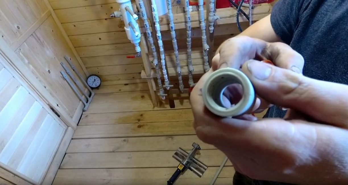 Laisser refroidir le plastique et dévisser le manchon métallique