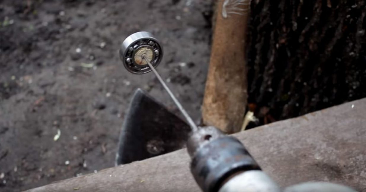 Nous fixons l'autre extrémité de la lime dans une perceuse électrique