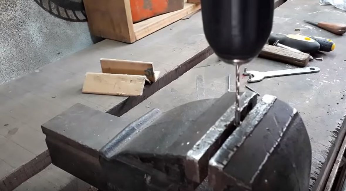 Percer un trou dans le rivet