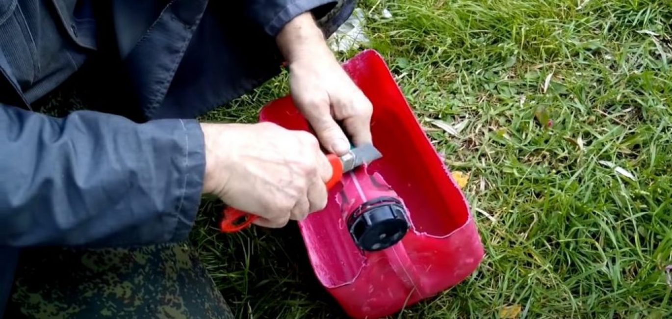 À l'aide d'un couteau, nous corrigeons la forme du manche dans les endroits de flexion