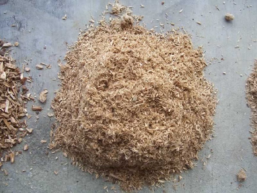 Écorce d'arbre hachée avant le compostage