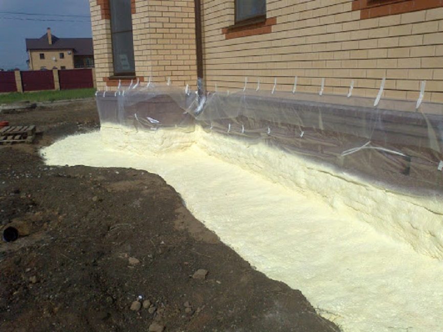 Isolation de la fondation avec de la mousse de polyuréthane