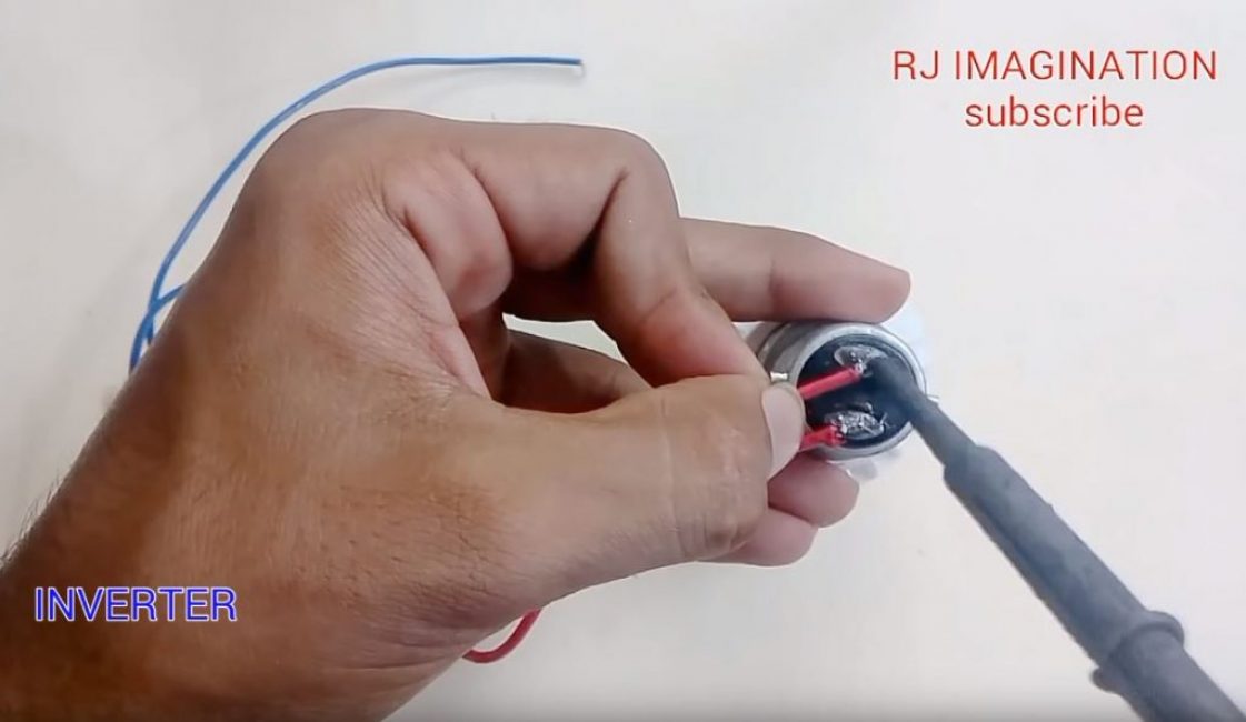 Nous soudons les fils de l'enroulement secondaire du transformateur à l'ampoule