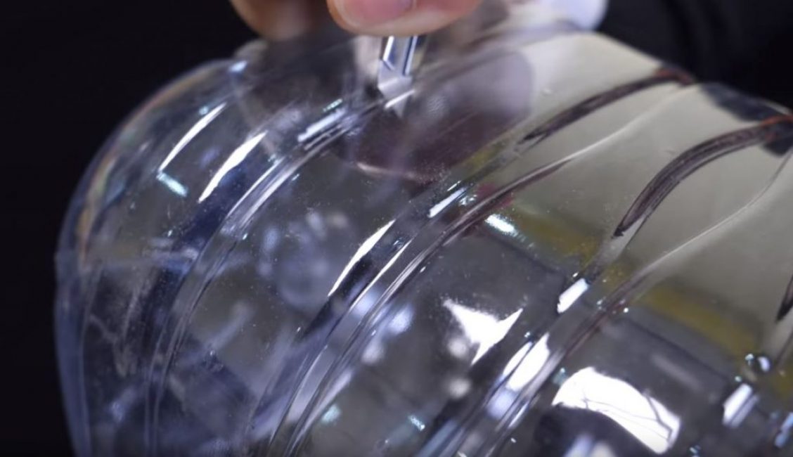 couper le fond de la bouteille