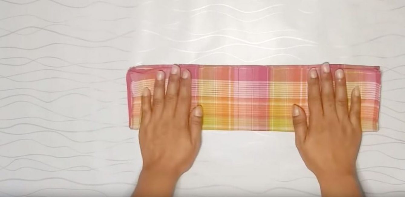 Pliez le foulard en quatre le long d'une des lignes médianes.