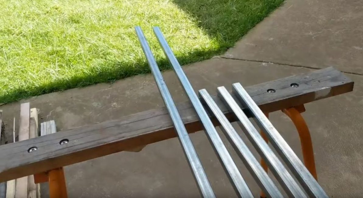 Nous avons coupé cinq flans d'un profilé métallique