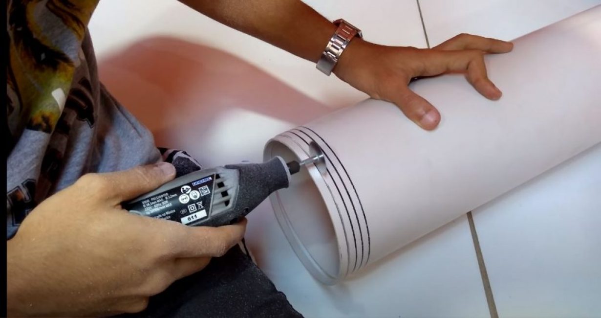 Sur un tuyau ø150 mm nous marquons 4 anneaux de 1 cm d'épaisseur et les coupons