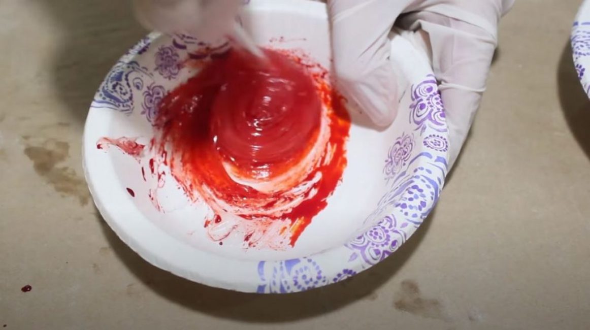 Pressez le silicone dans le récipient, ajoutez le colorant et mélangez