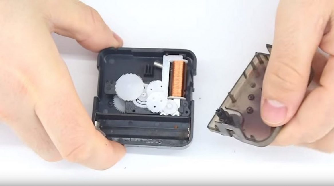 ouvrir le capot supérieur de la montre