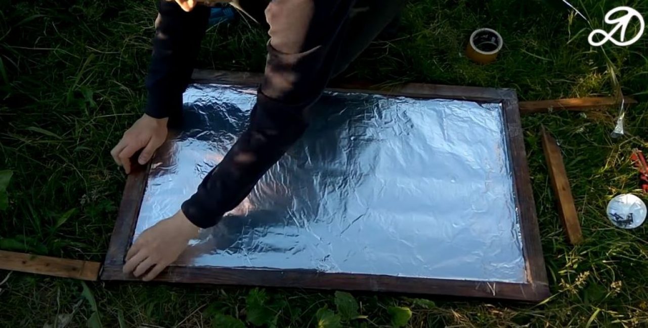 Nous fabriquons le fond du boîtier en contreplaqué résistant à l'humidité et le recouvrons d'une feuille d'isolation thermique