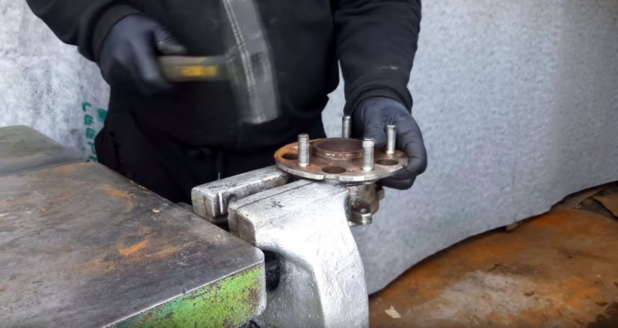 Marteau assommer les goujons du moyeu