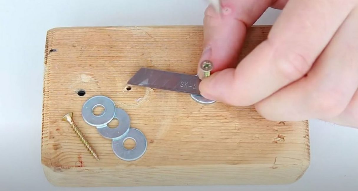 Nous mettons le nombre requis de rondelles sous la lame du couteau