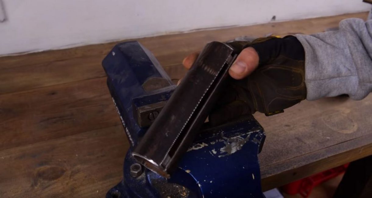 Couper le long du tuyau métallique