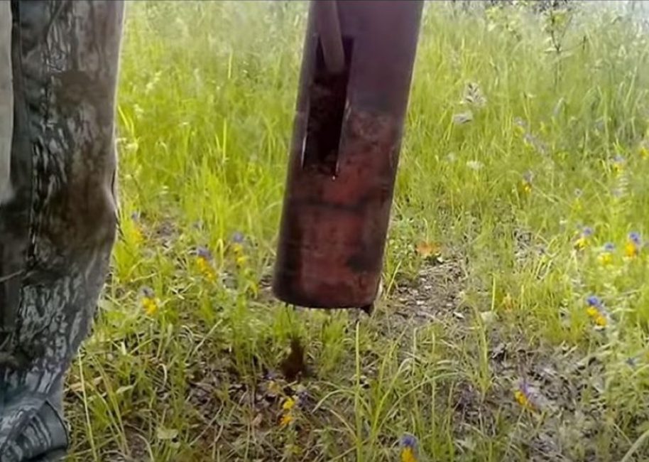 Au fur et à mesure que la foreuse se remplit de terre, nous la retirons