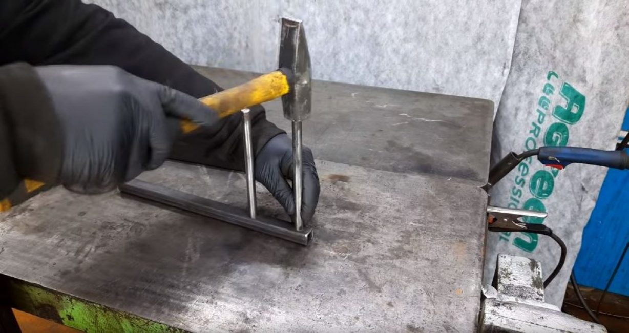 Nous insérons des ébauches de bois rond dans les trous obtenus