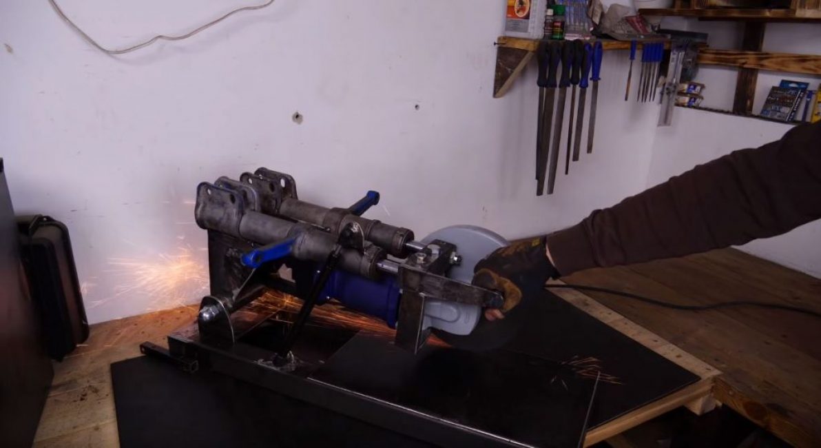 nous découpons une fente dans une tôle d'acier sur le cadre