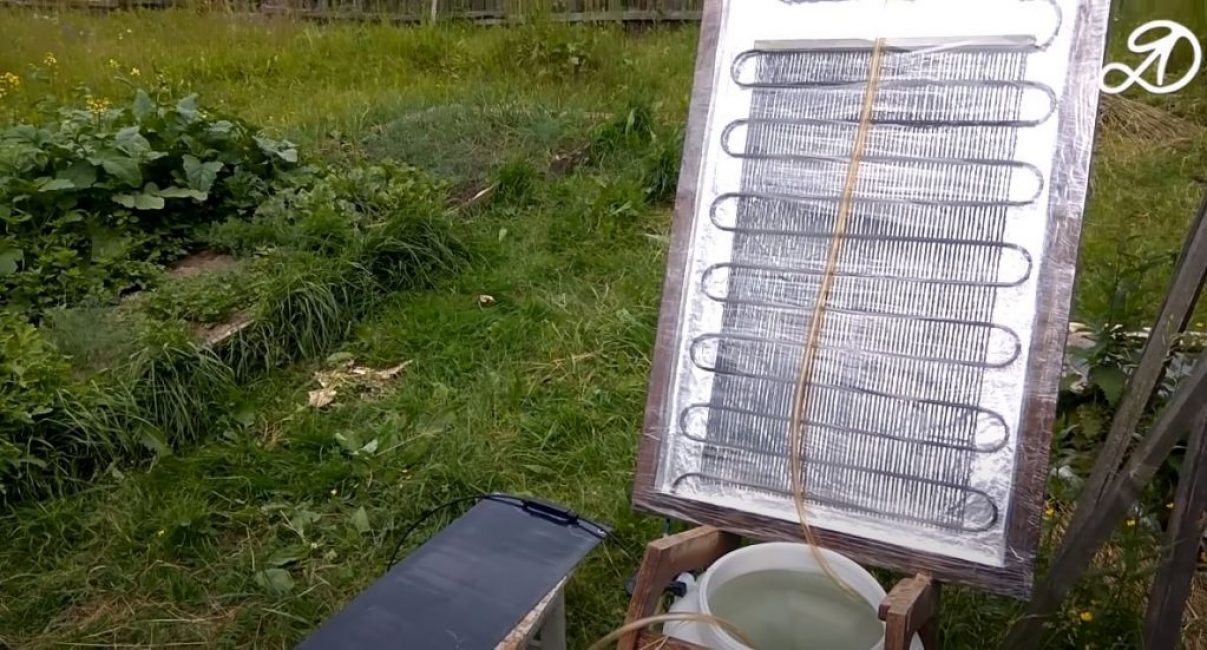 Le capteur solaire est positionné de manière à être tourné au maximum vers les rayons du soleil.