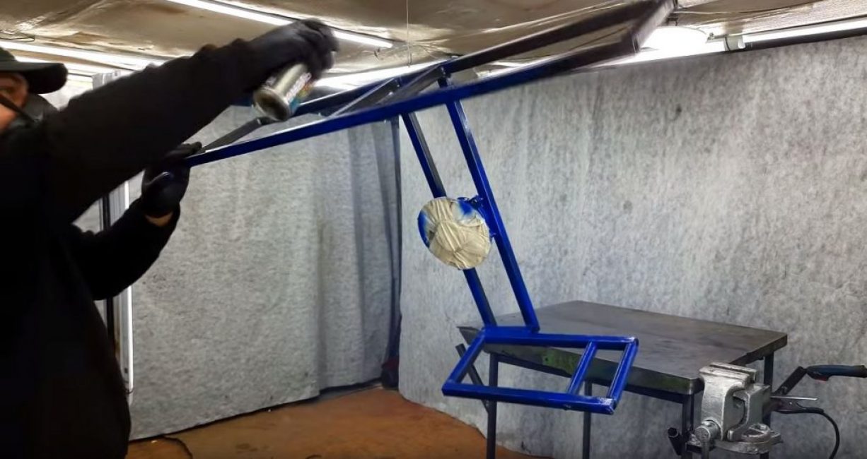 Nous collons le moyeu avec du ruban adhésif et peignons la pièce avec de la peinture en aérosol