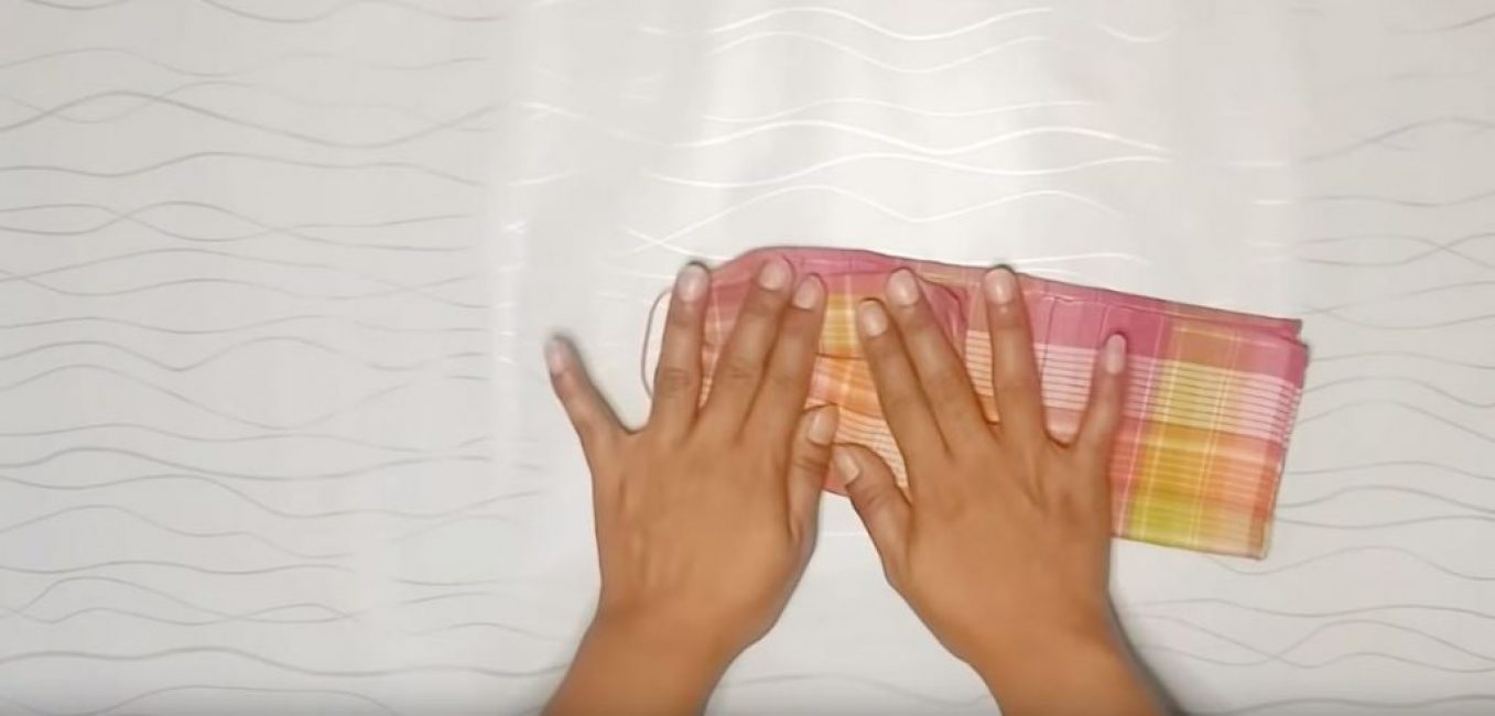 Nous plions d'un des côtés étroits d'environ un tiers, après avoir préalablement mis une gomme de bureau