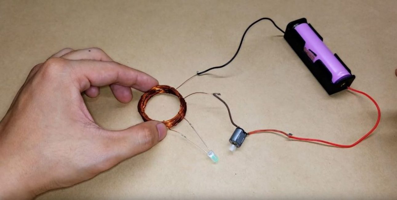 Nous apportons la deuxième bobine à la première - la LED s'allume