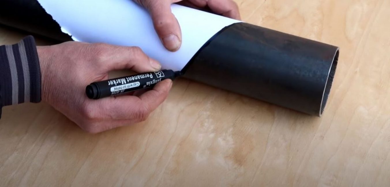 sur le côté opposé du tuyau et tracez une ligne oblique