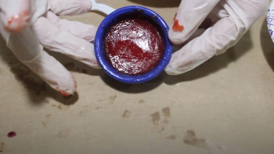 Dans un récipient approprié, lubrifié avec de la vaseline, étalez la composition obtenue