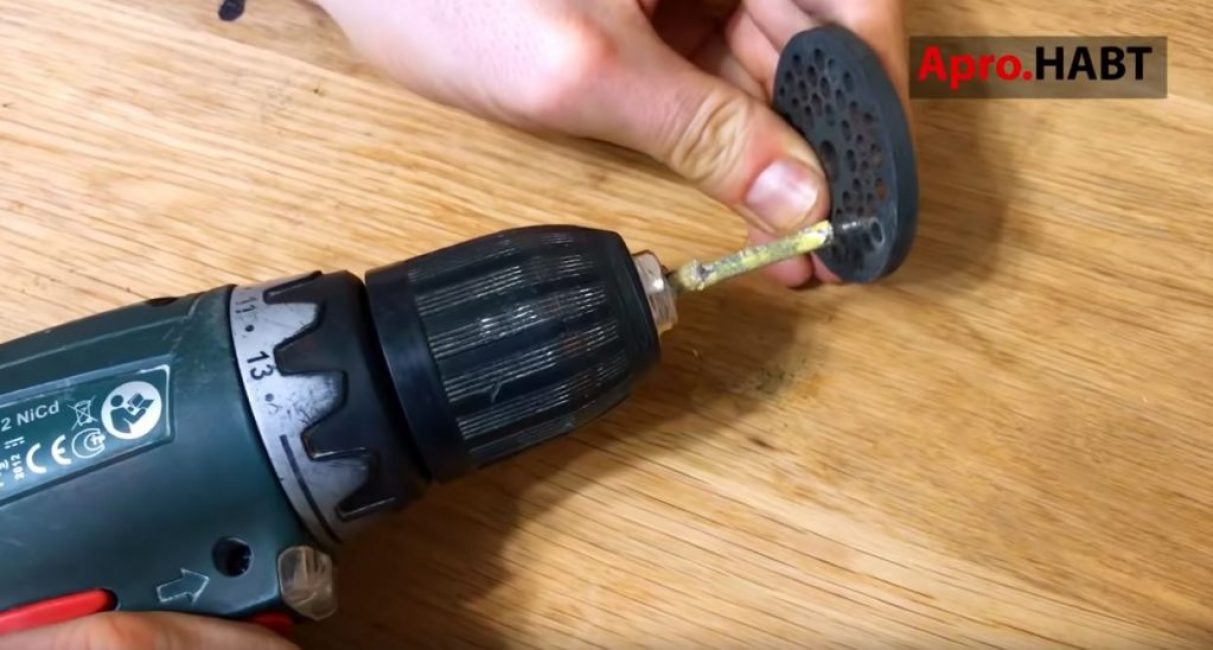 Nous serrons le clou dans le tournevis et nettoyons les trous.