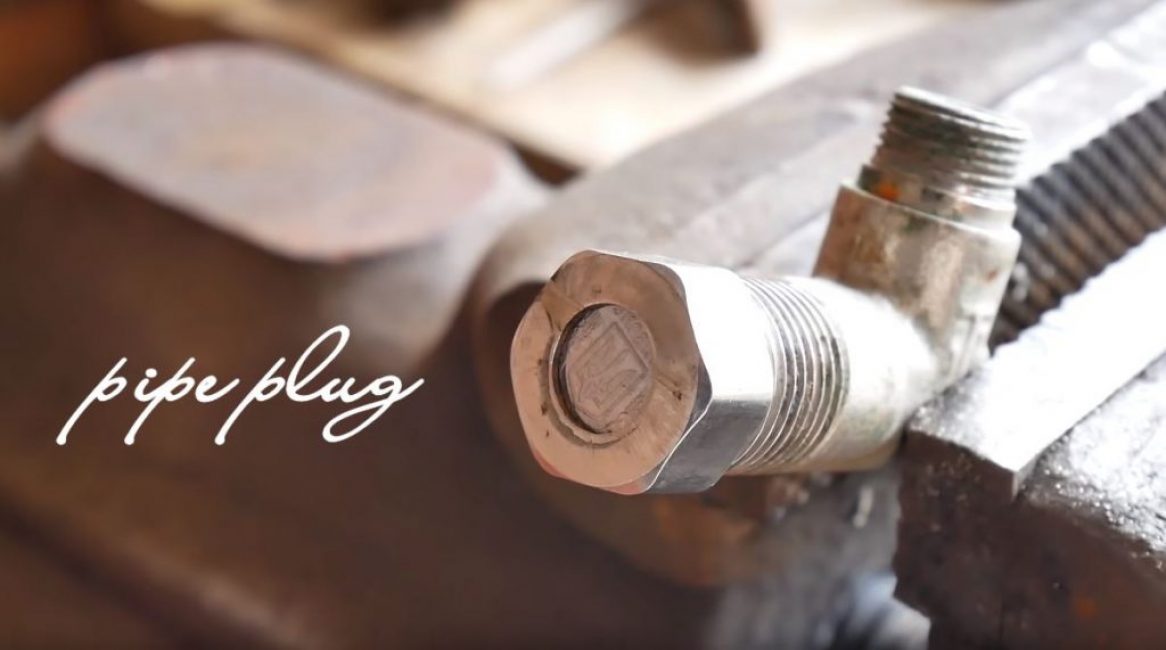 Nous vissons le bouchon sur le tuyau et le serrons avec une clé