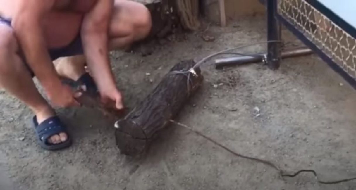 Nous attachons l'autre extrémité de la bûche avec un câble à quelque chose de stable.