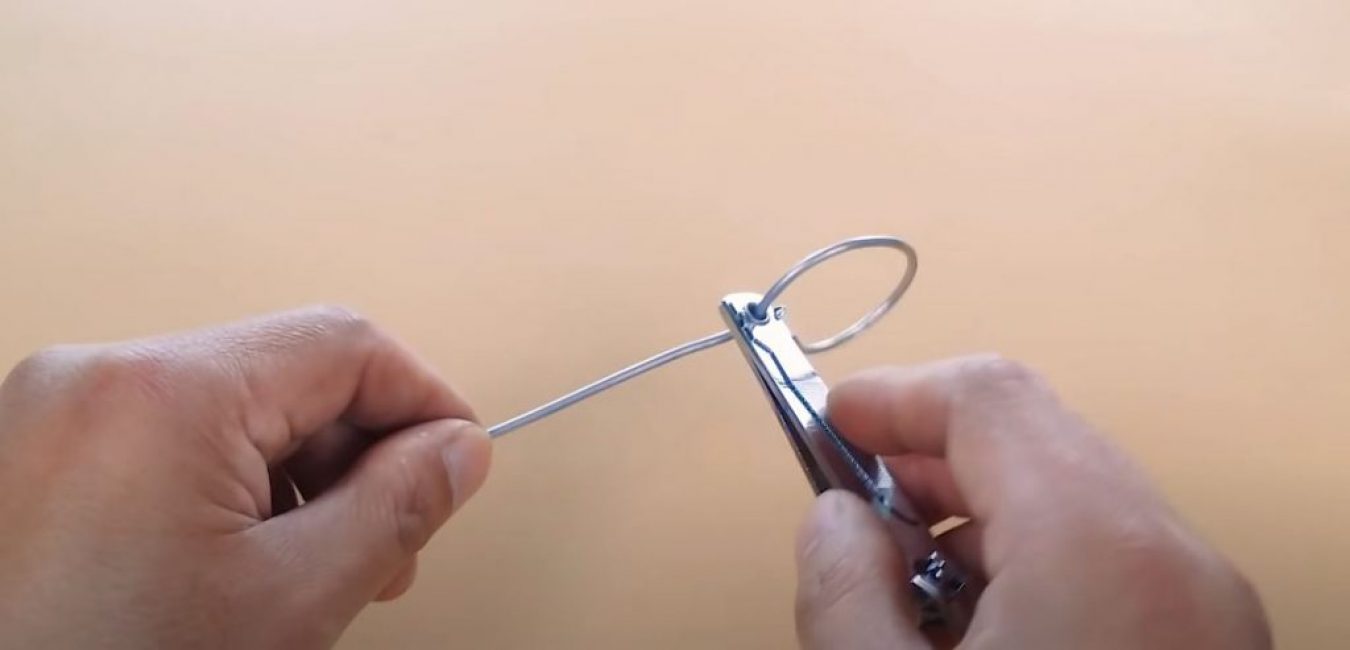 En utilisant des pinces coupantes comme levier, vous pouvez donner au fil n'importe quelle forme