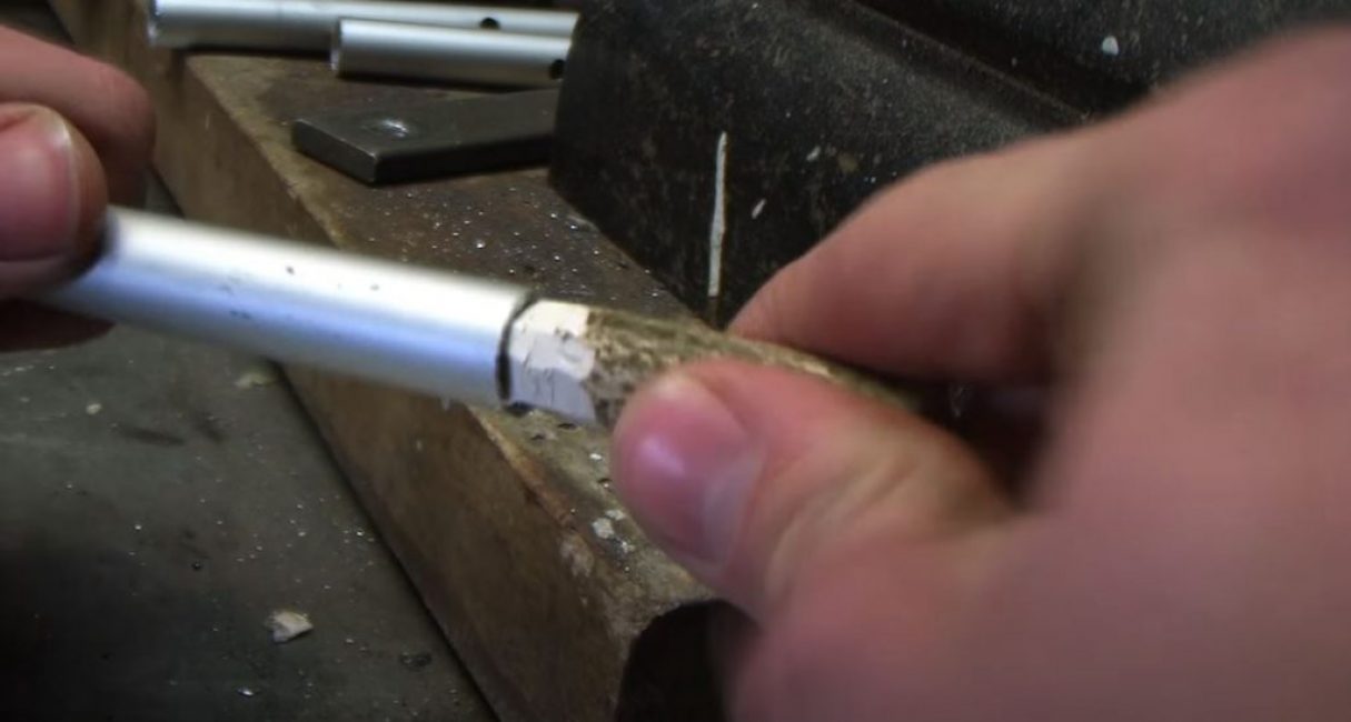 Nous martelons une cheville dans le tuyau