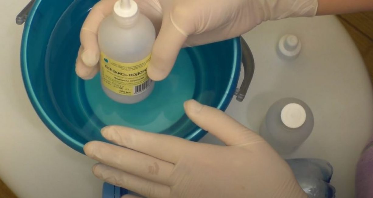 Verser 2 litres d'eau dans le récipient et ajouter 100 ml d'eau oxygénée