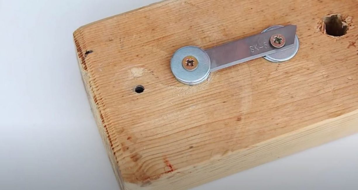 recouvrir d'une autre rondelle et serrer le tout avec une vis autotaraudeuse