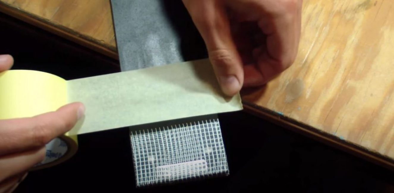 Coller la bordure de la future couche caoutchoutée avec du masking tape