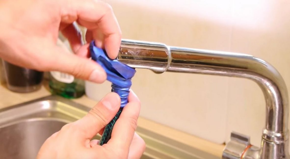 Mettre un élastique sur le tuyau