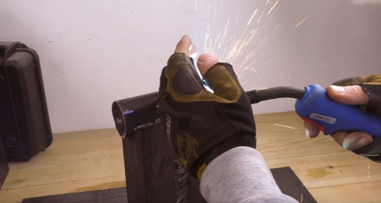 À une extrémité du broyeur, nous réalisons des évidements pour le tuyau