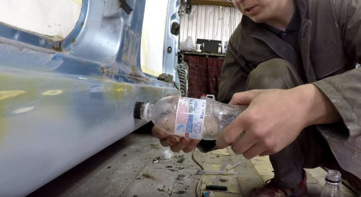 Visser la bouteille dans le bouchon