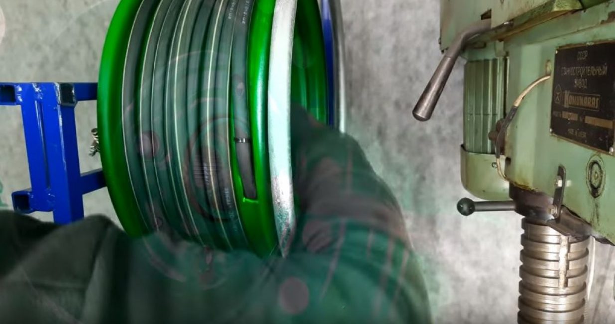 Nous enroulons le tuyau sur le disque