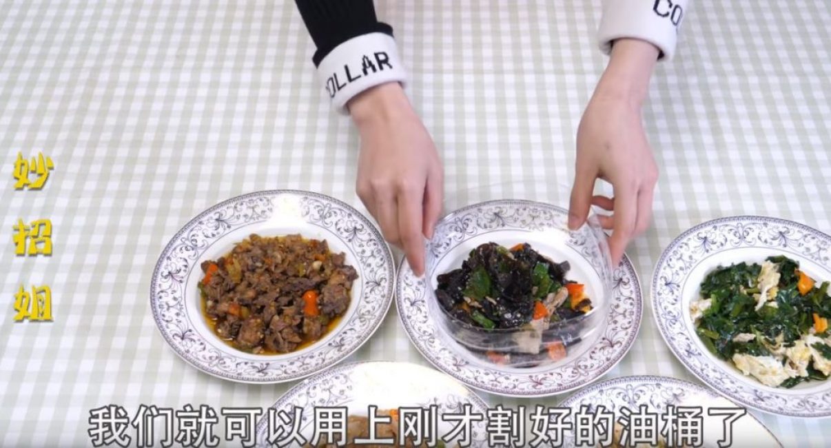 Placer un anneau en plastique sur la première assiette