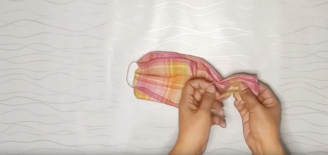 Nous plions également le deuxième côté en y mettant un élastique.