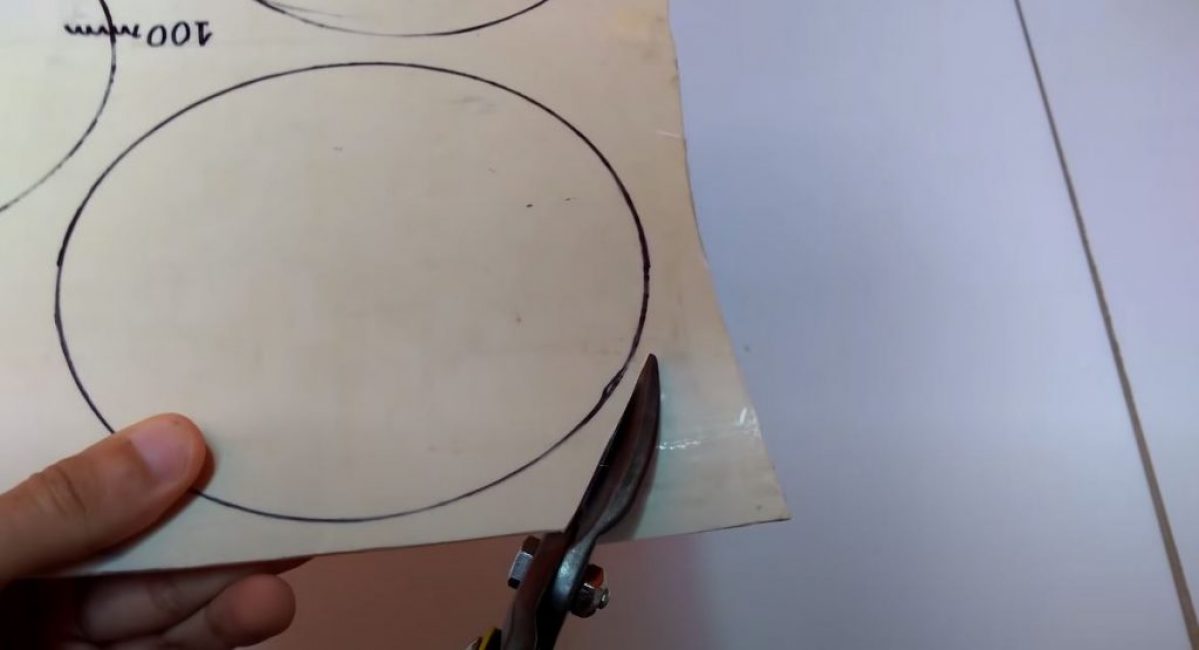 À partir du morceau de PVC uniforme résultant avec des ciseaux, découpez deux parois latérales pour la boîte